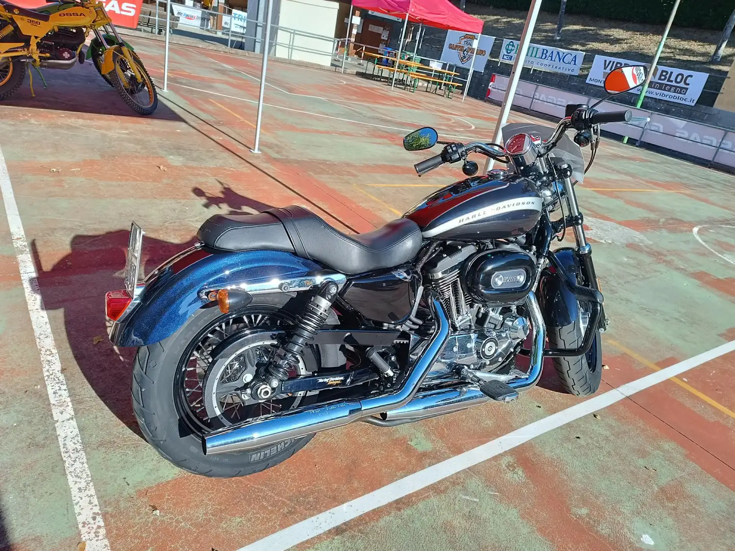 Harley-Davidson 1200 Custom Černá - 1