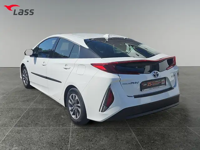 Toyota Prius view 4