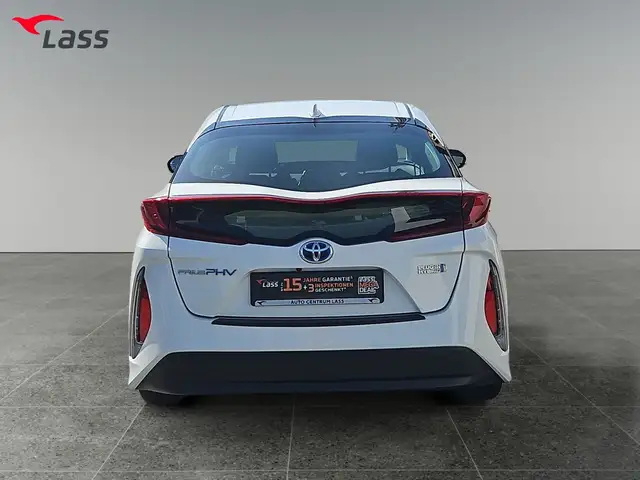 Toyota Prius view 5