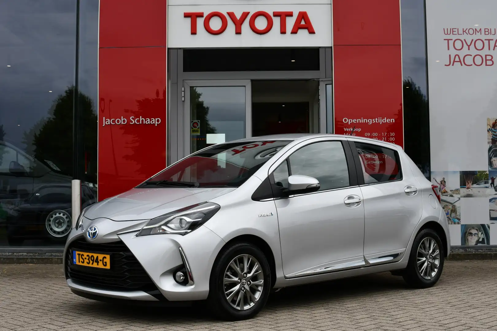 Toyota Yaris 1.5 Hybrid Executive Automaat 100pk | Navigatie | Grijs - 1