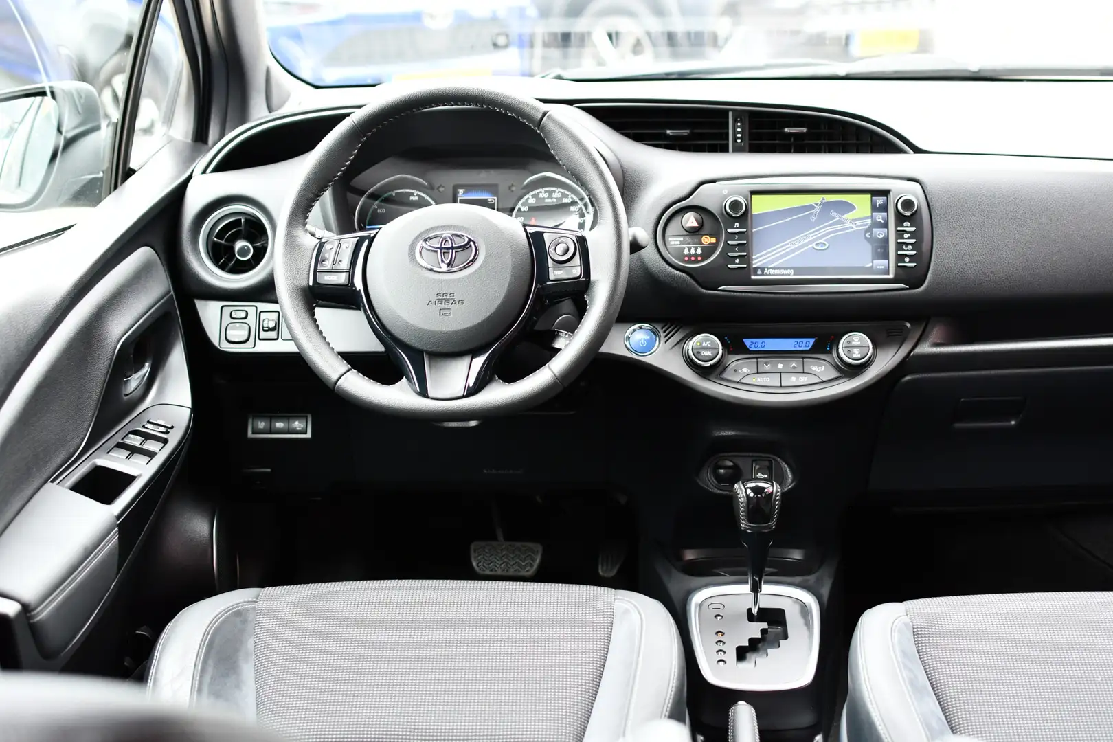 Toyota Yaris 1.5 Hybrid Executive Automaat 100pk | Navigatie | Grijs - 2