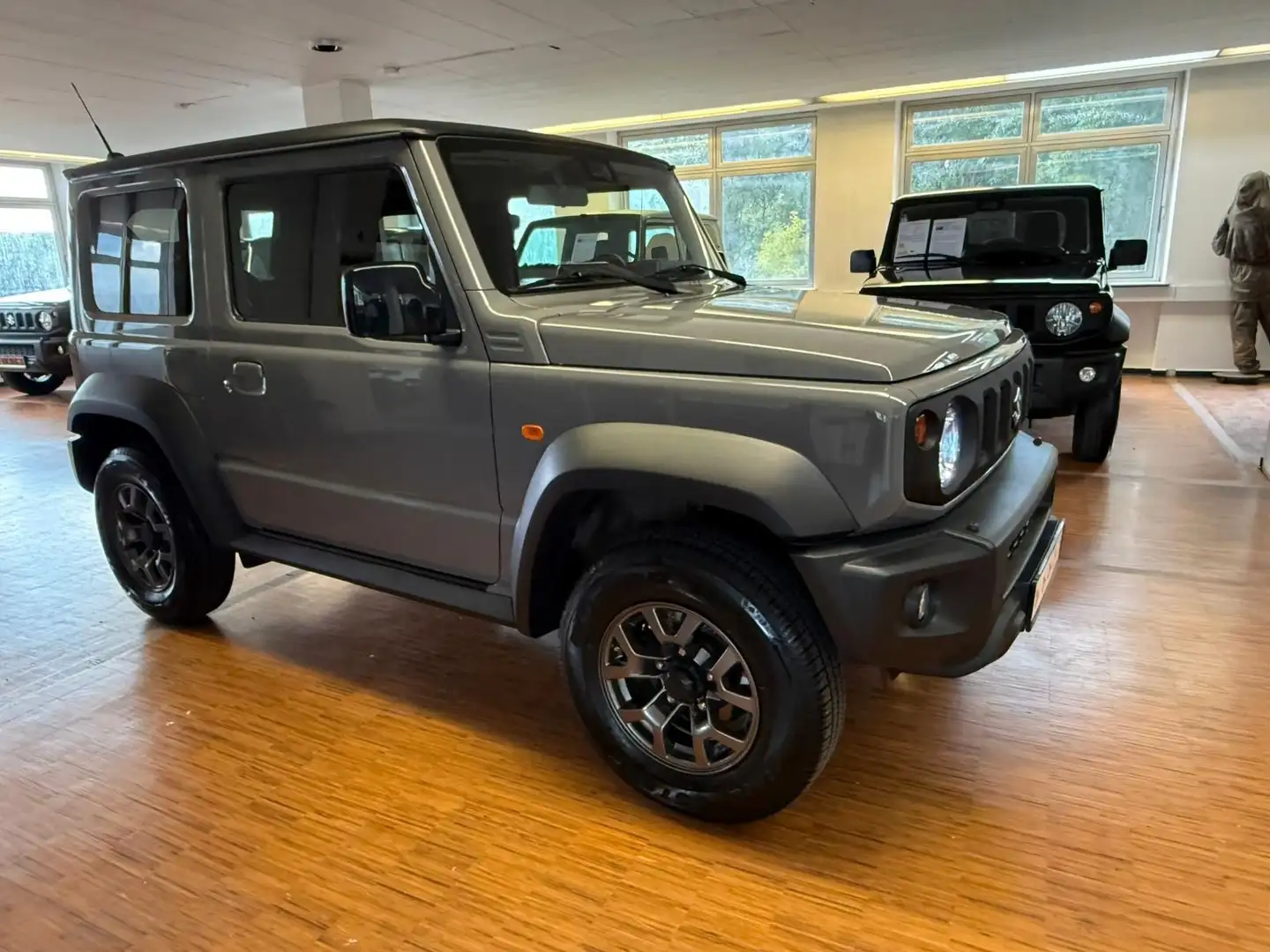 Suzuki Jimny 1.5 ALLGRIP Comfort PLUS MIT EXTRAS Grau - 2