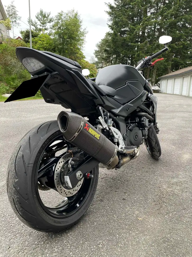 Suzuki GSR 750 Czarny - 2