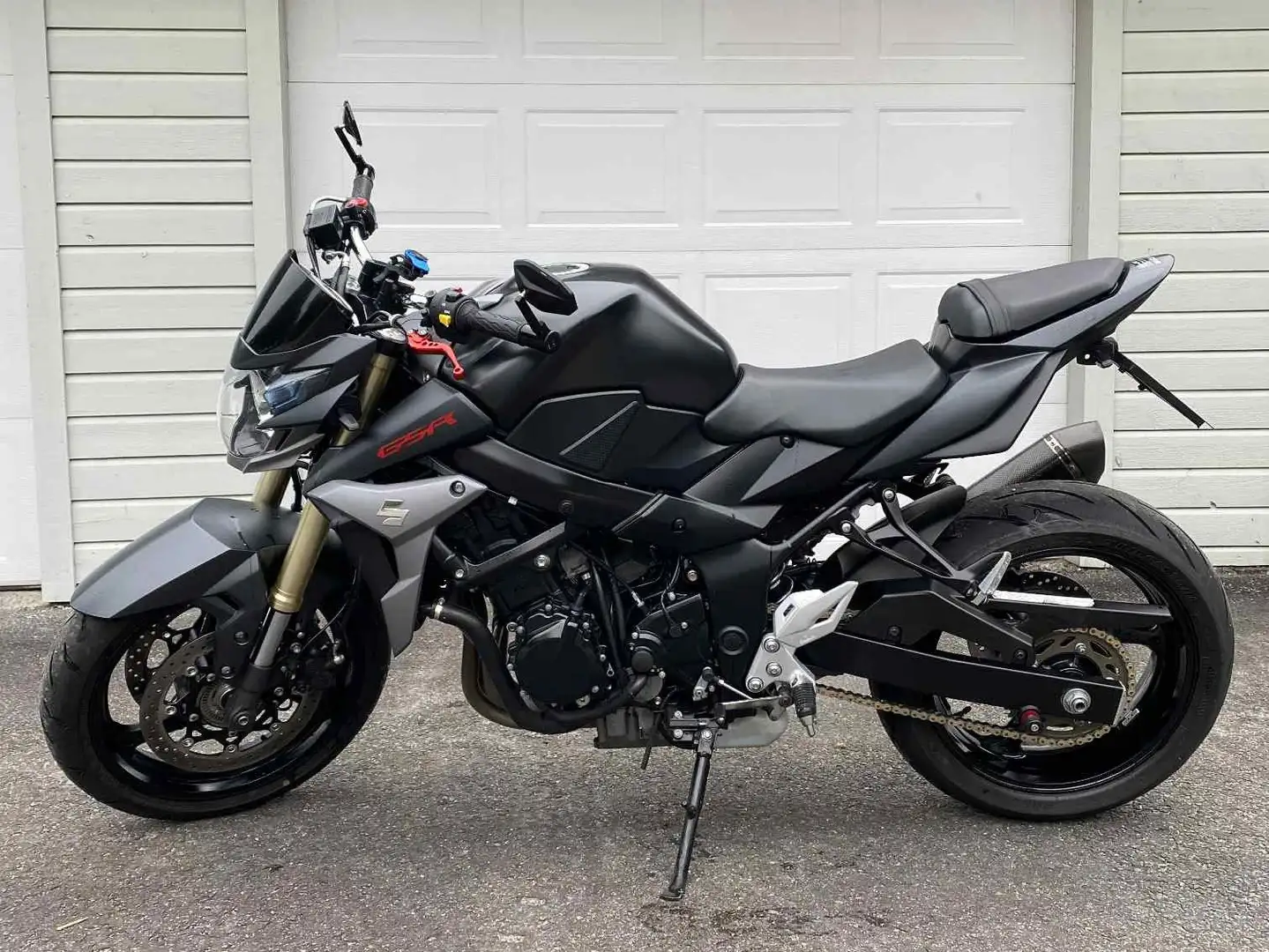 Suzuki GSR 750 Czarny - 1