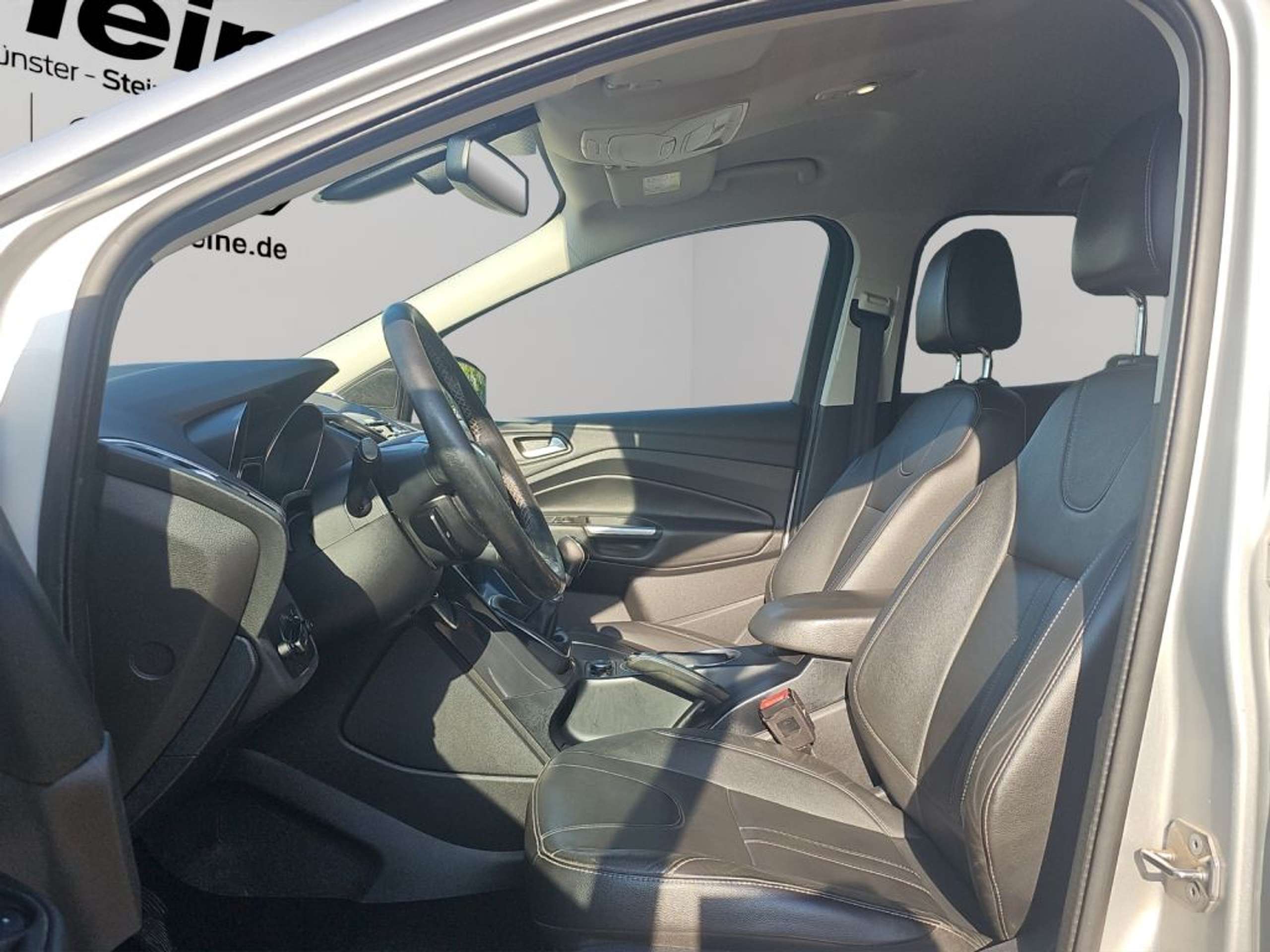 Fahrzeugabbildung Ford Kuga 1.5 EcoBoost 2x4 Individual - mit KI generiert/bearbeitet