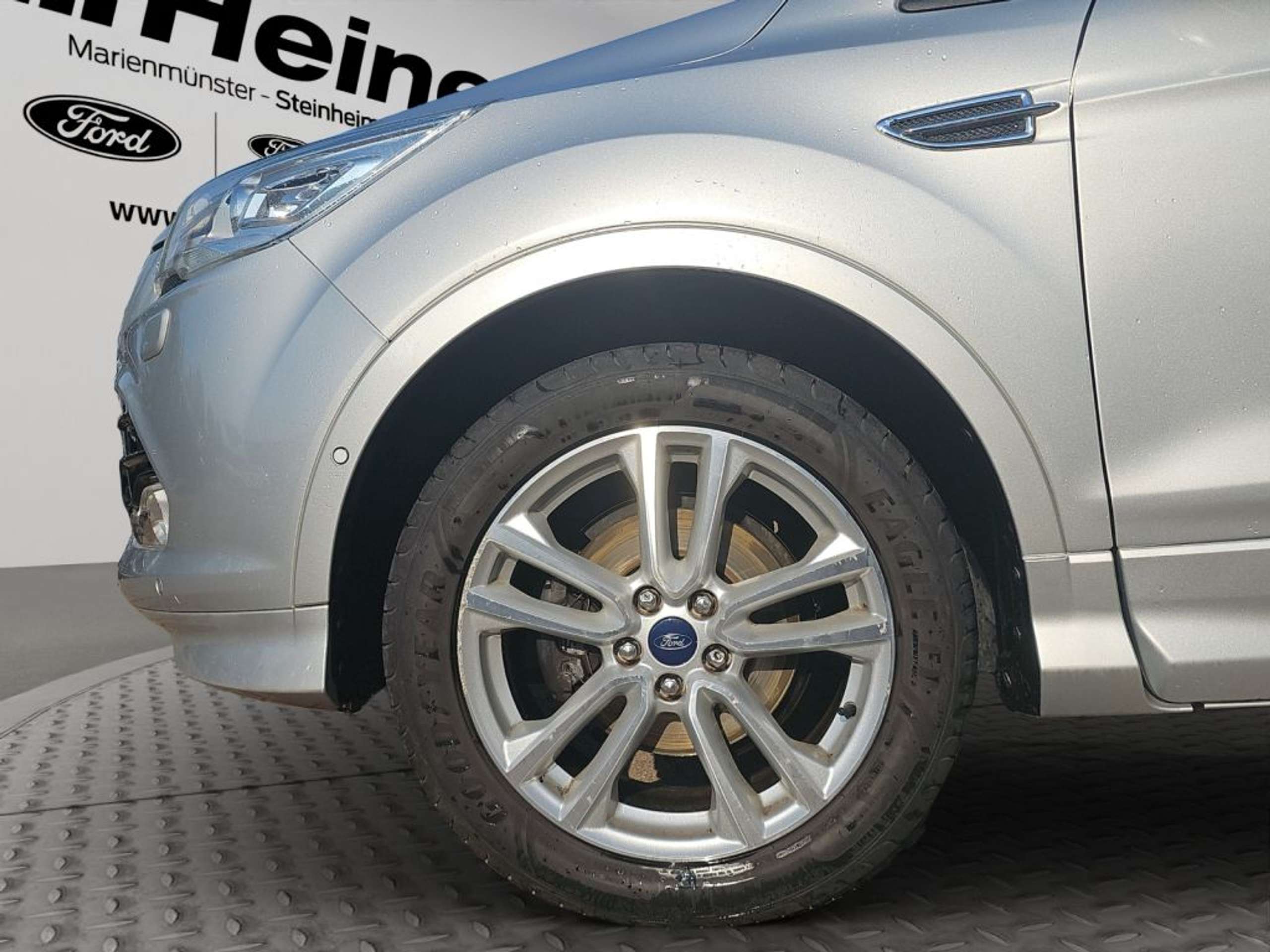 Fahrzeugabbildung Ford Kuga 1.5 EcoBoost 2x4 Individual - mit KI generiert/bearbeitet