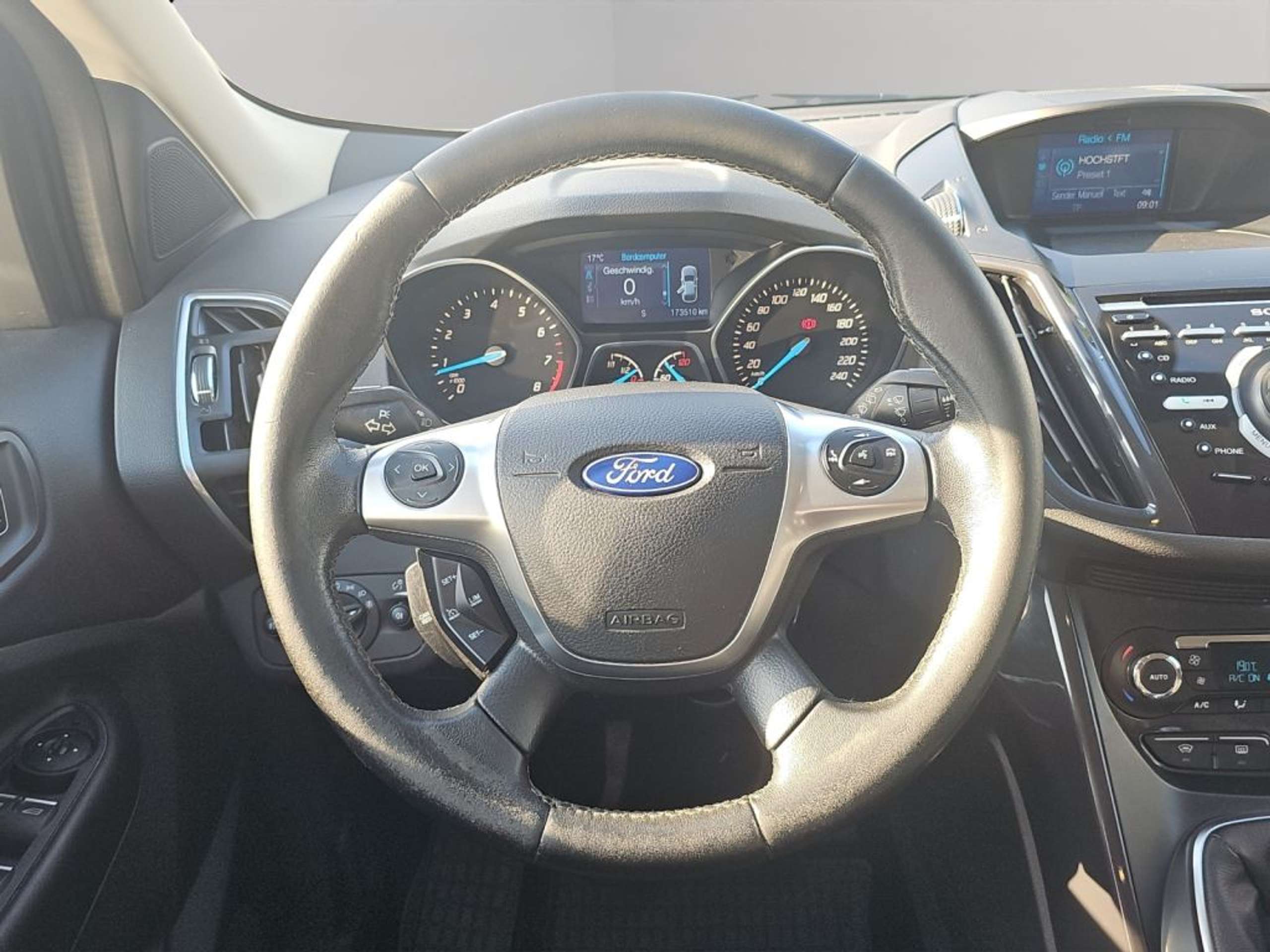 Fahrzeugabbildung Ford Kuga 1.5 EcoBoost 2x4 Individual - mit KI generiert/bearbeitet