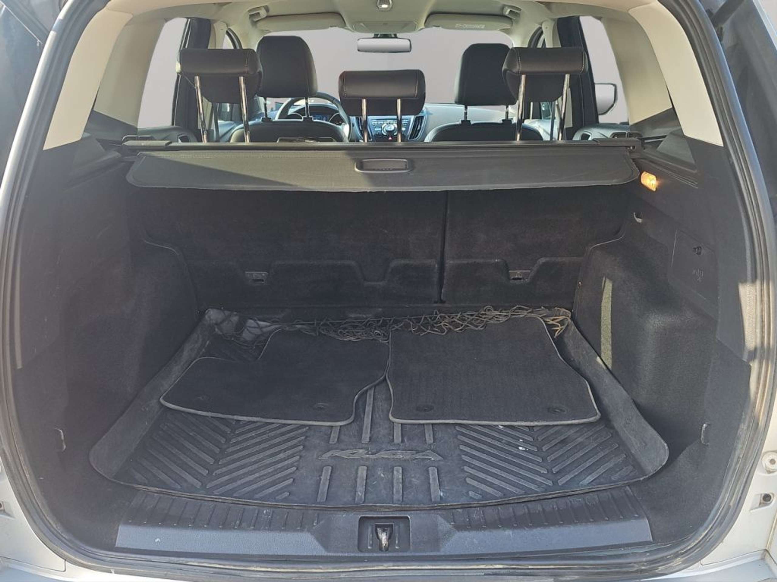 Fahrzeugabbildung Ford Kuga 1.5 EcoBoost 2x4 Individual - mit KI generiert/bearbeitet
