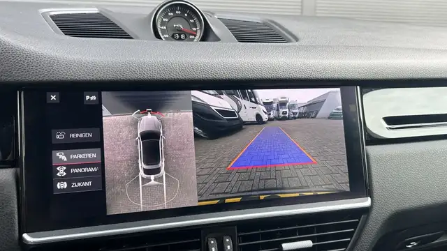 Porsche Cayenne view 29