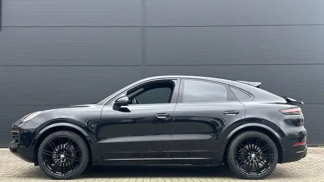 Porsche Cayenne view 3