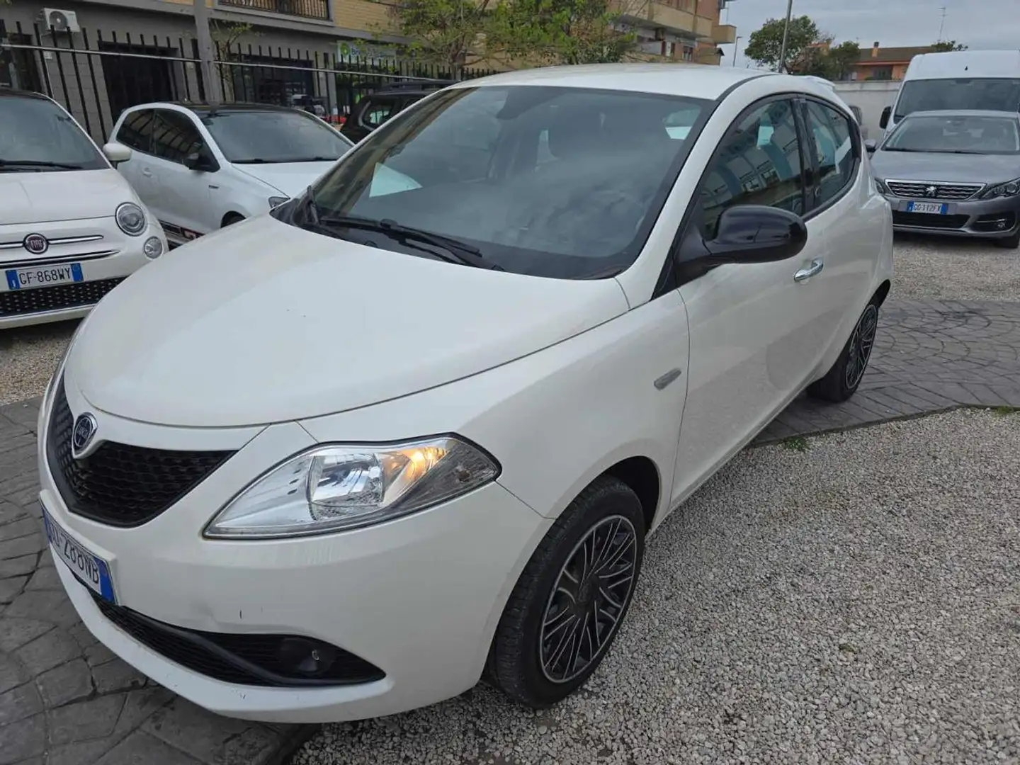 Lancia Ypsilon 1.0 FireFly 5 porte S&S Hybrid Ecochic NO Obbli. d Weiß - 2