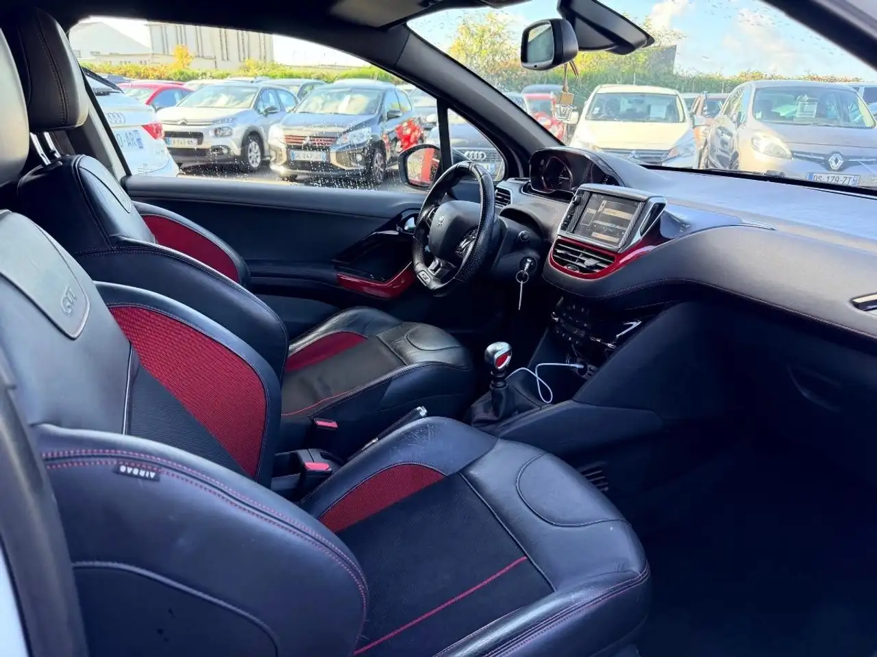 Peugeot 208 208 — photo 12