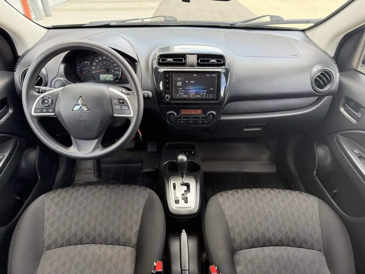 Mitsubishi Mirage снимка Mitsubishi Mirage