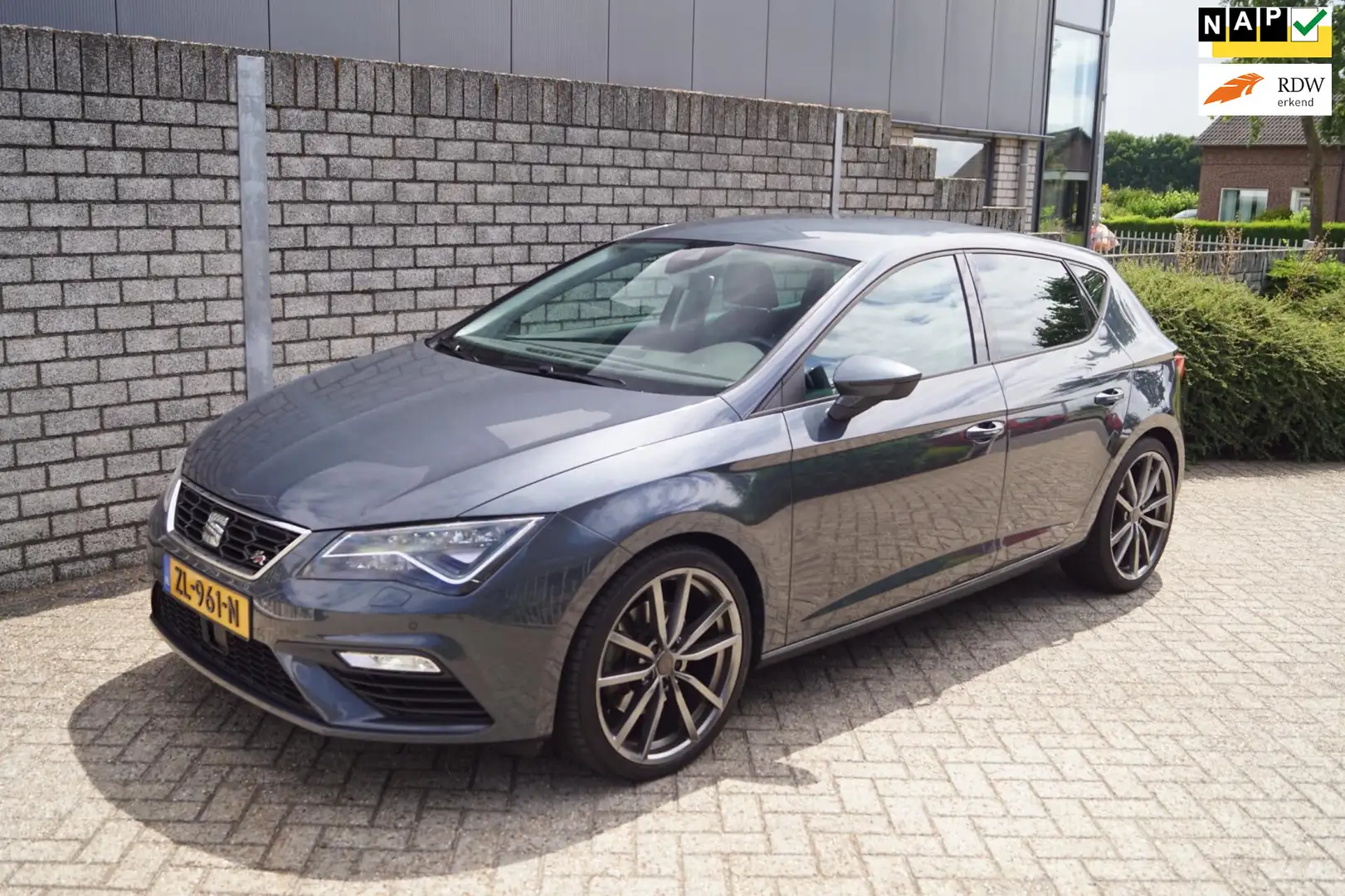 SEAT Leon 2.0 TSI FR Business Intense 190PK Half Leder Sport Gri - 1