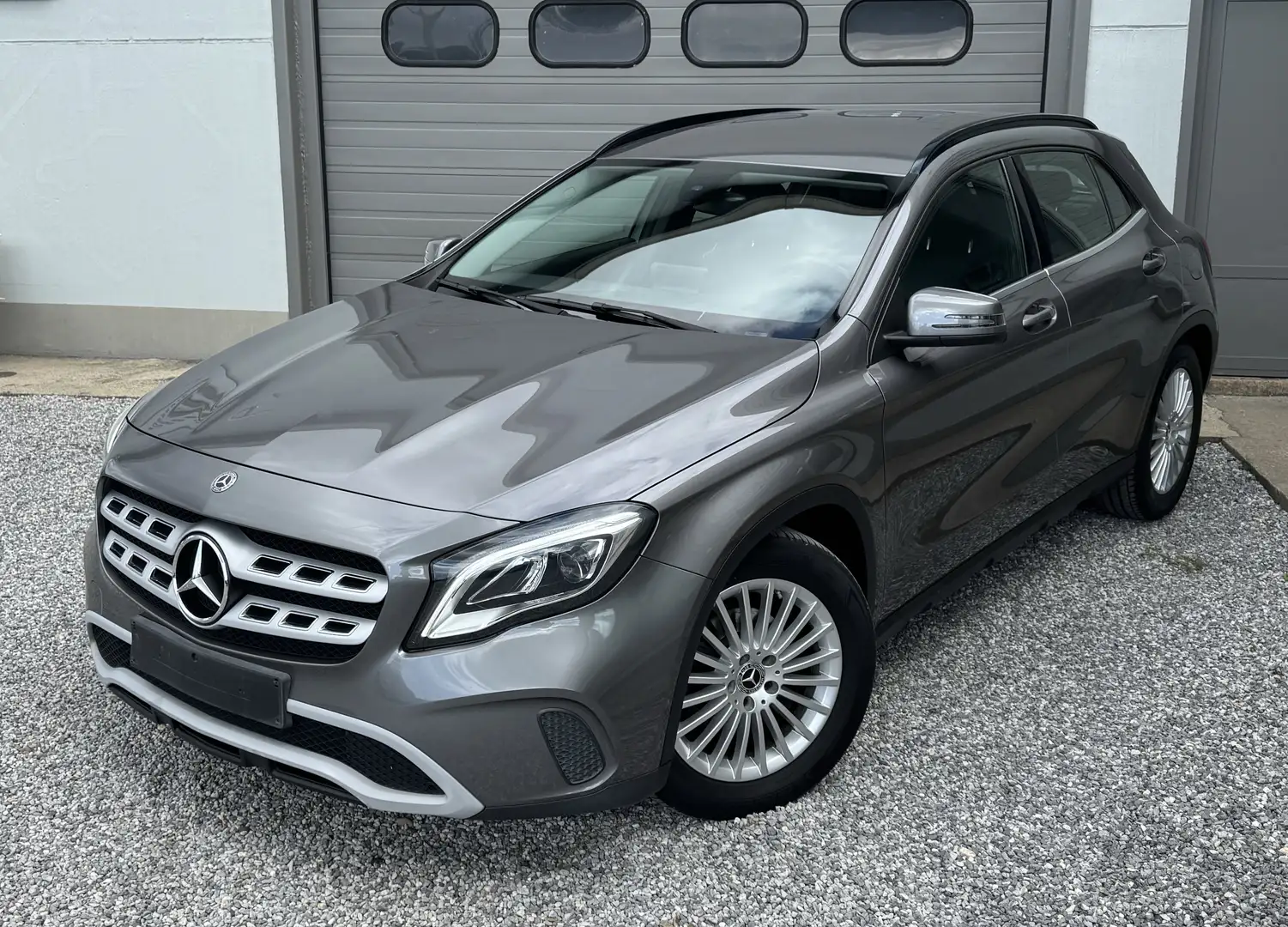 Mercedes-Benz GLA 180 GLA 180 // Camera // Auto koffer // 12m Garantie Grijs - 1