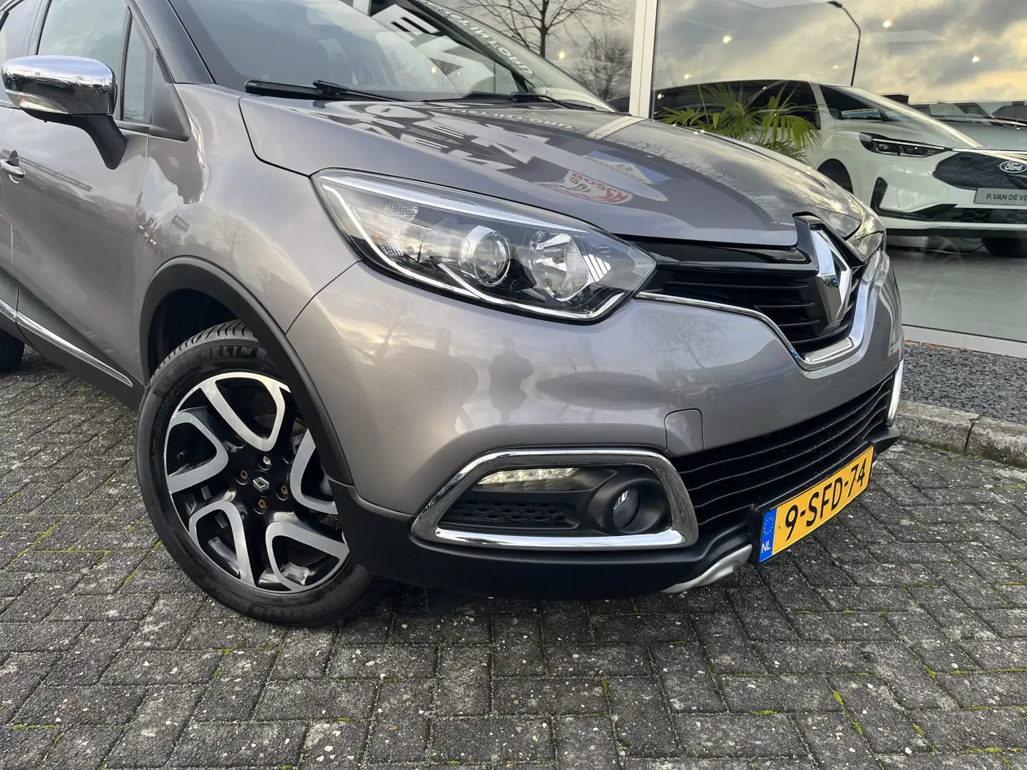 Renault Captur 0.9 TCe Dynamique 90pk/66kW | Afneembare trekhaak Grau - 2