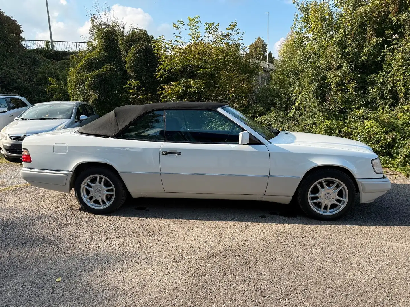 Mercedes-Benz E 200 Cabrio NUR 92.200 km Automatik/Klima/Leder Biały - 1