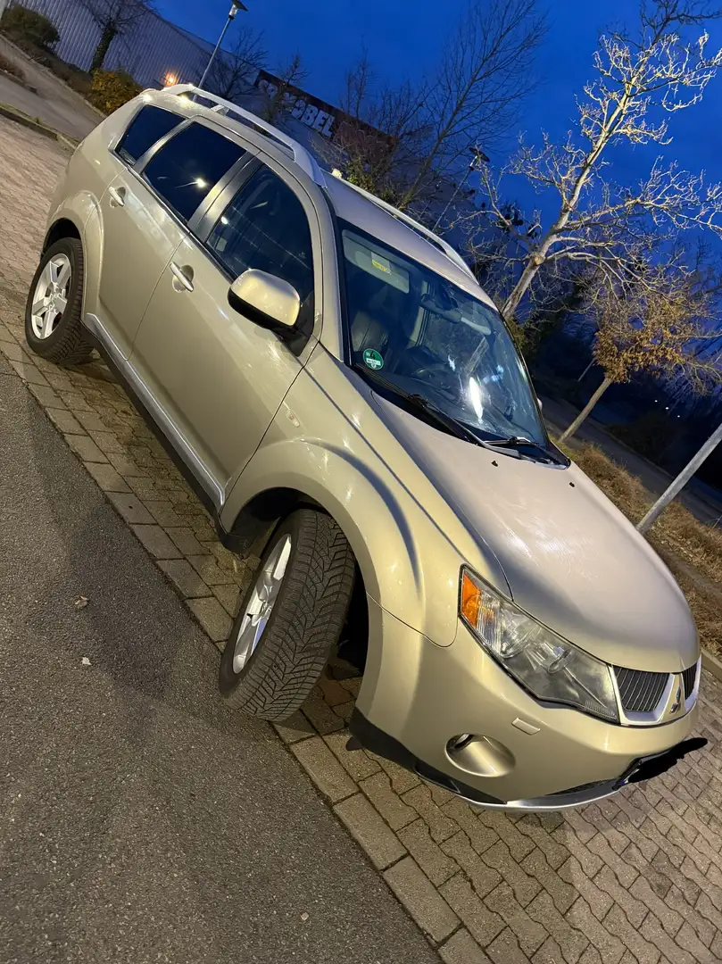 Mitsubishi Outlander Mitsubishi Outlander 2,2 Diesel 7-Sitzer leder Gold - 1