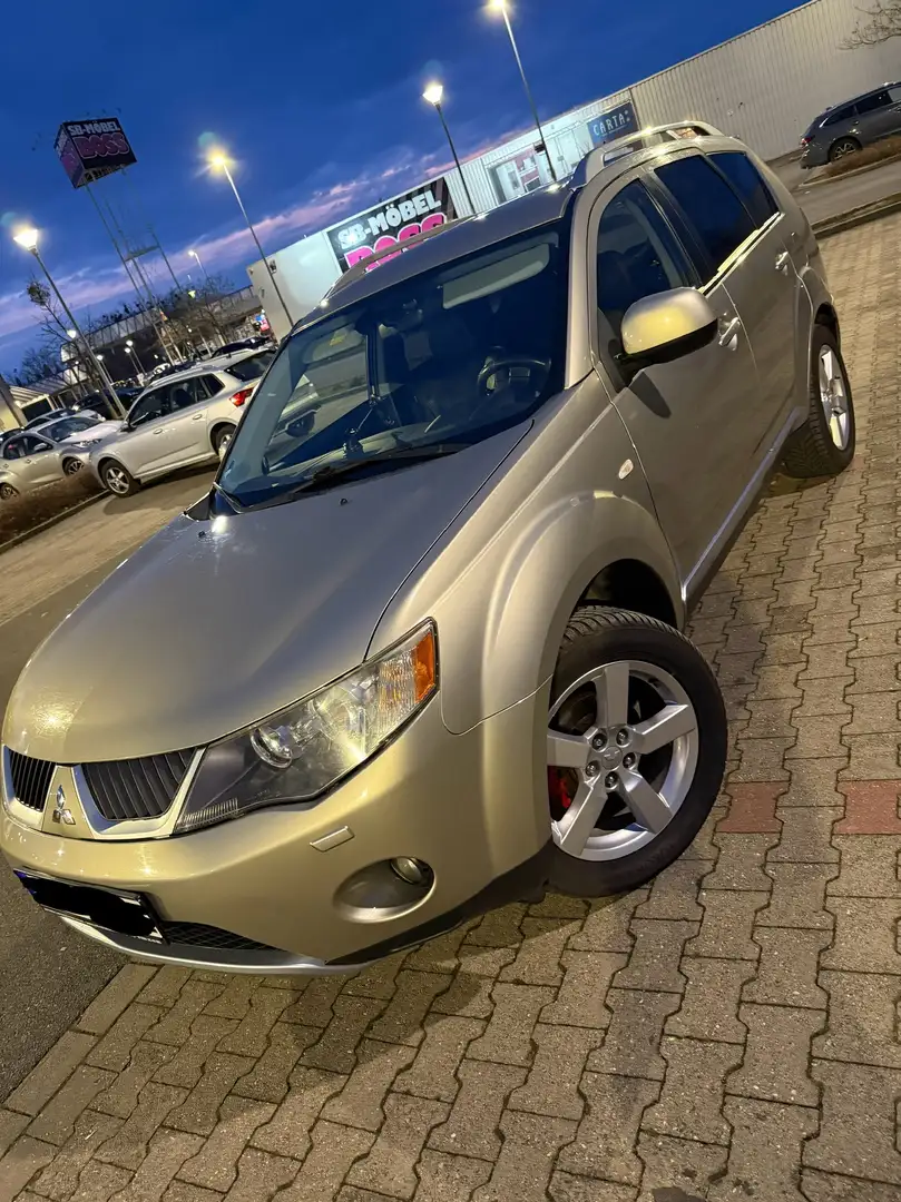 Mitsubishi Outlander Mitsubishi Outlander 2,2 Diesel 7-Sitzer leder Gold - 2