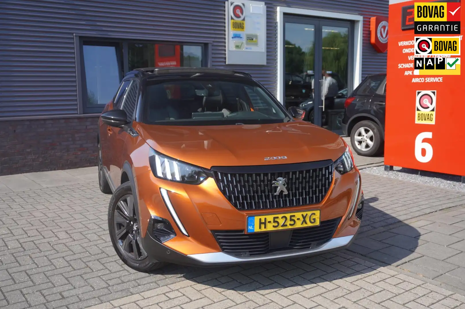 Peugeot 2008 1.2 PureTech GT-Line / Pano / Cruise / Achter. Cam Oranje - 1