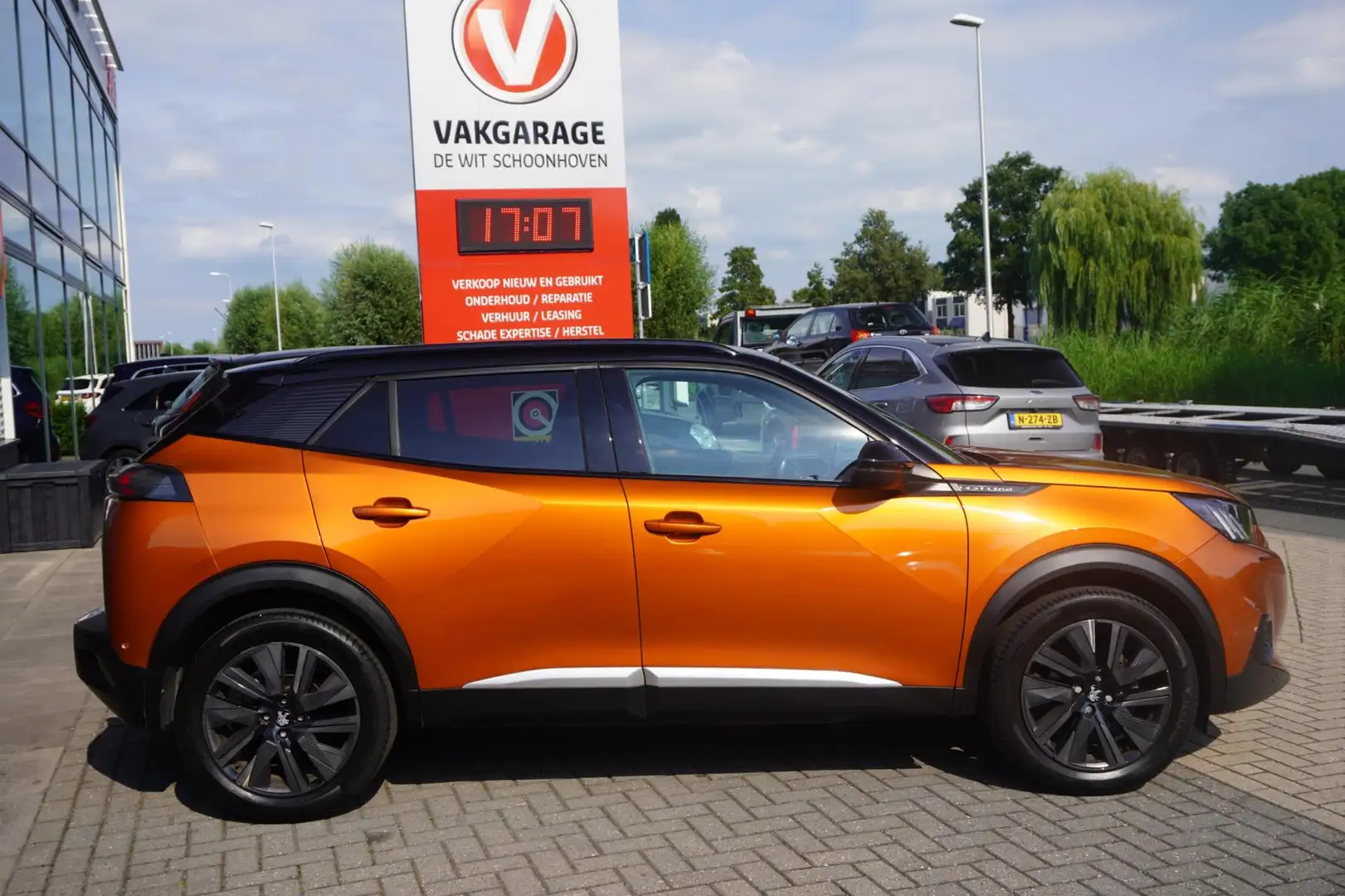 Peugeot 2008 1.2 PureTech GT-Line / Pano / Cruise / Achter. Cam Oranje - 2