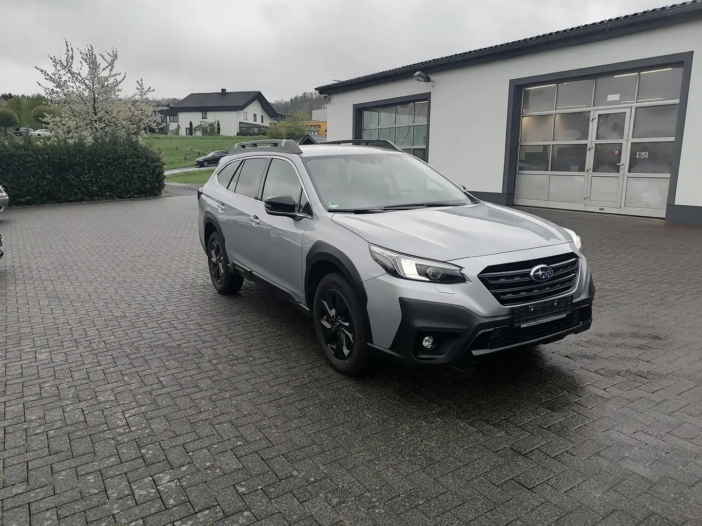 Subaru OUTBACK 2.5i Lineartr. Exclusive Cross AHK/8-fach bereift Argent - 1