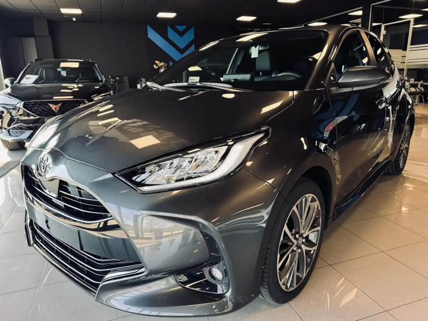 Toyota Yaris 1.5 130 Hybrid 5 porte Lounge #nazionale Grigio - 1