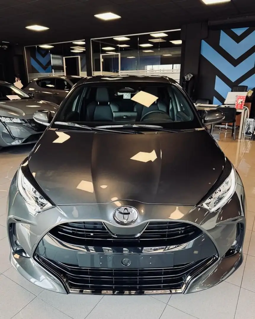 Toyota Yaris 1.5 130 Hybrid 5 porte Lounge #nazionale Grigio - 2