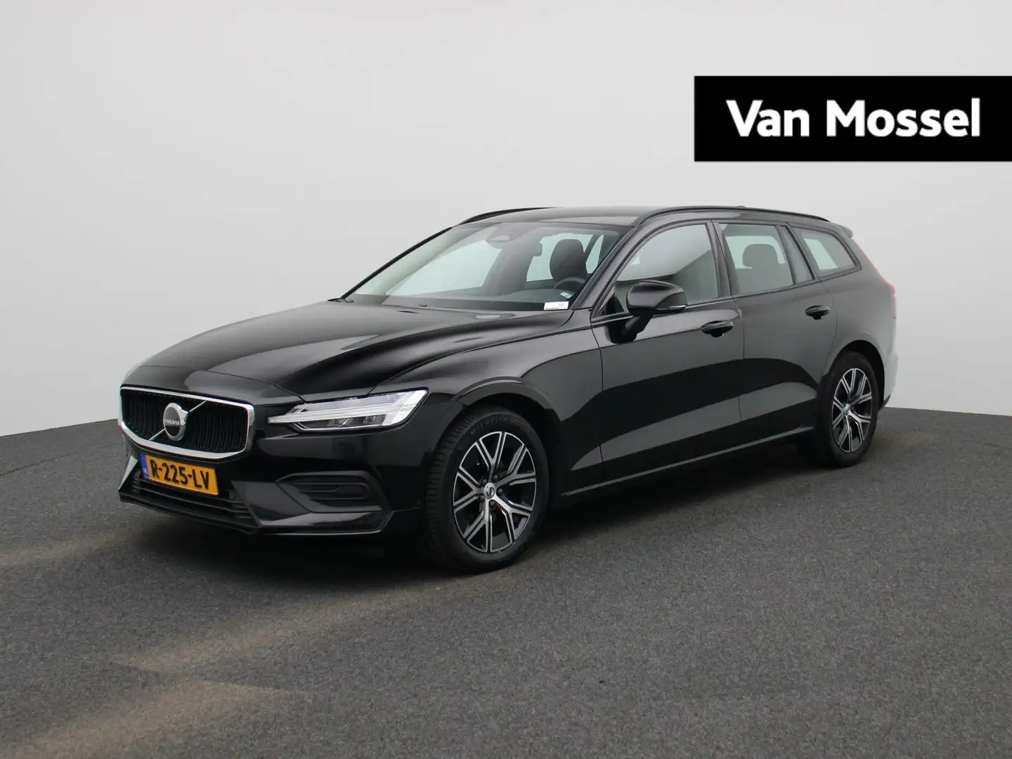 Volvo V60 2.0 B3 Essential AUTOMAAT | NAVIGATIE | APPLE CARP Zwart - 1