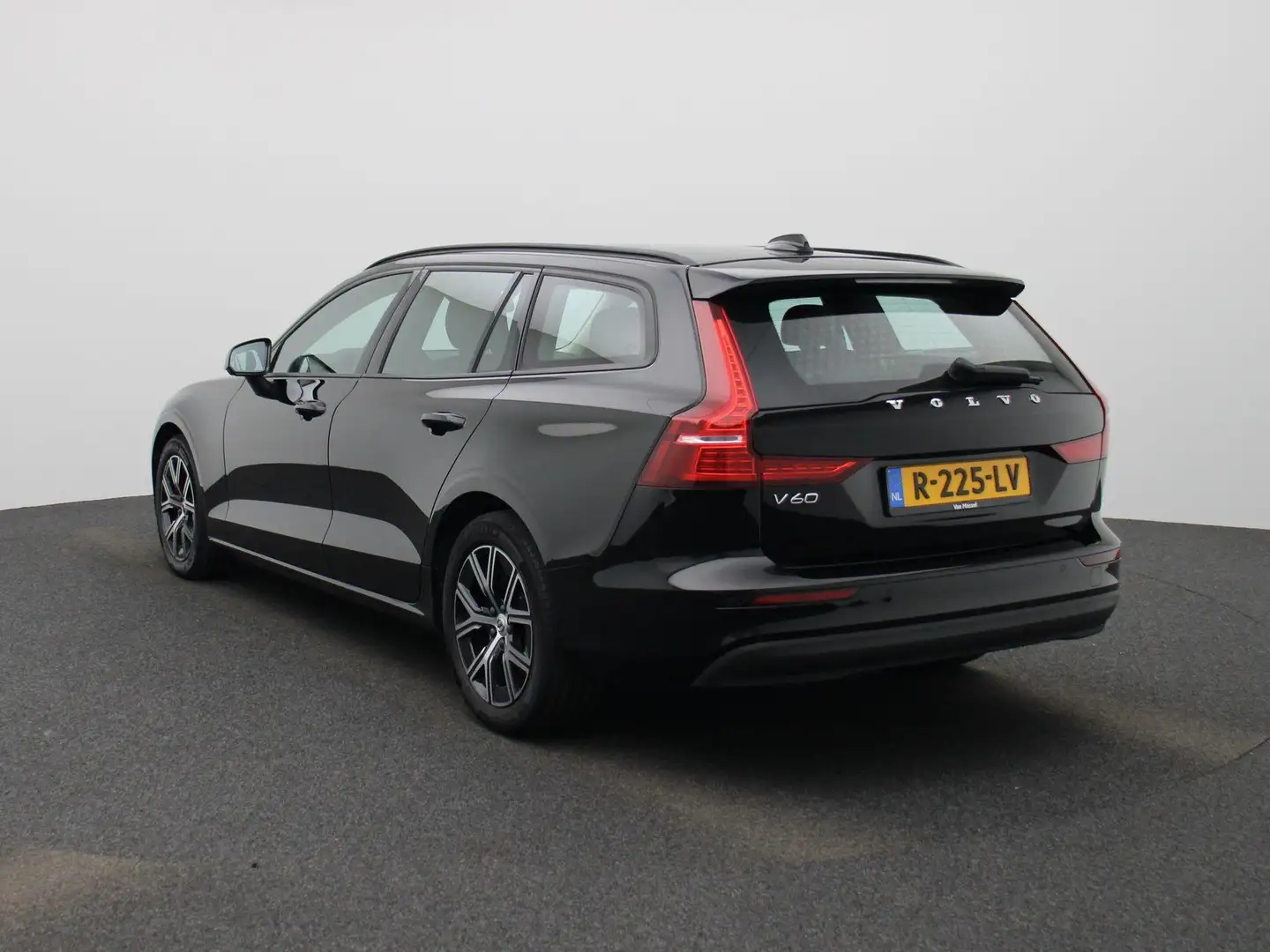 Volvo V60 2.0 B3 Essential AUTOMAAT | NAVIGATIE | APPLE CARP Zwart - 2
