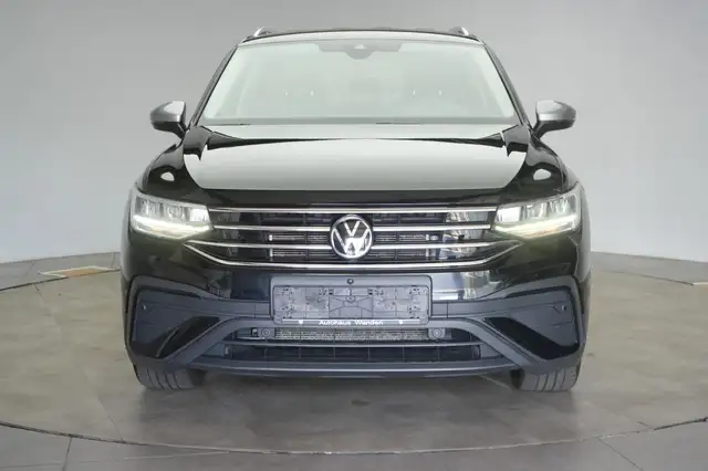 Volkswagen Tiguan Allspace view 2