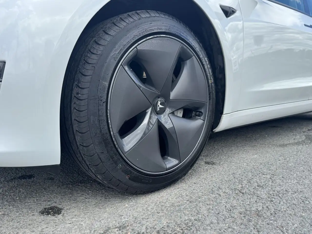 Tesla Model 3 photo Tesla Model 3
