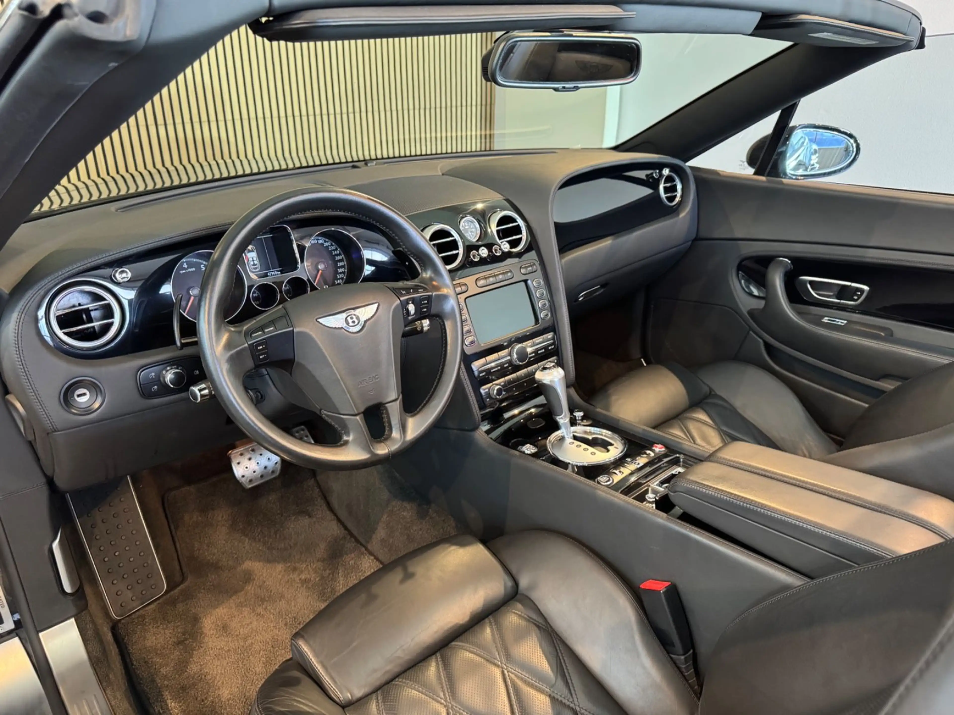 Bentley Continental GTC - CAM/NAVI/XENON/LEDER/20" — photo 12