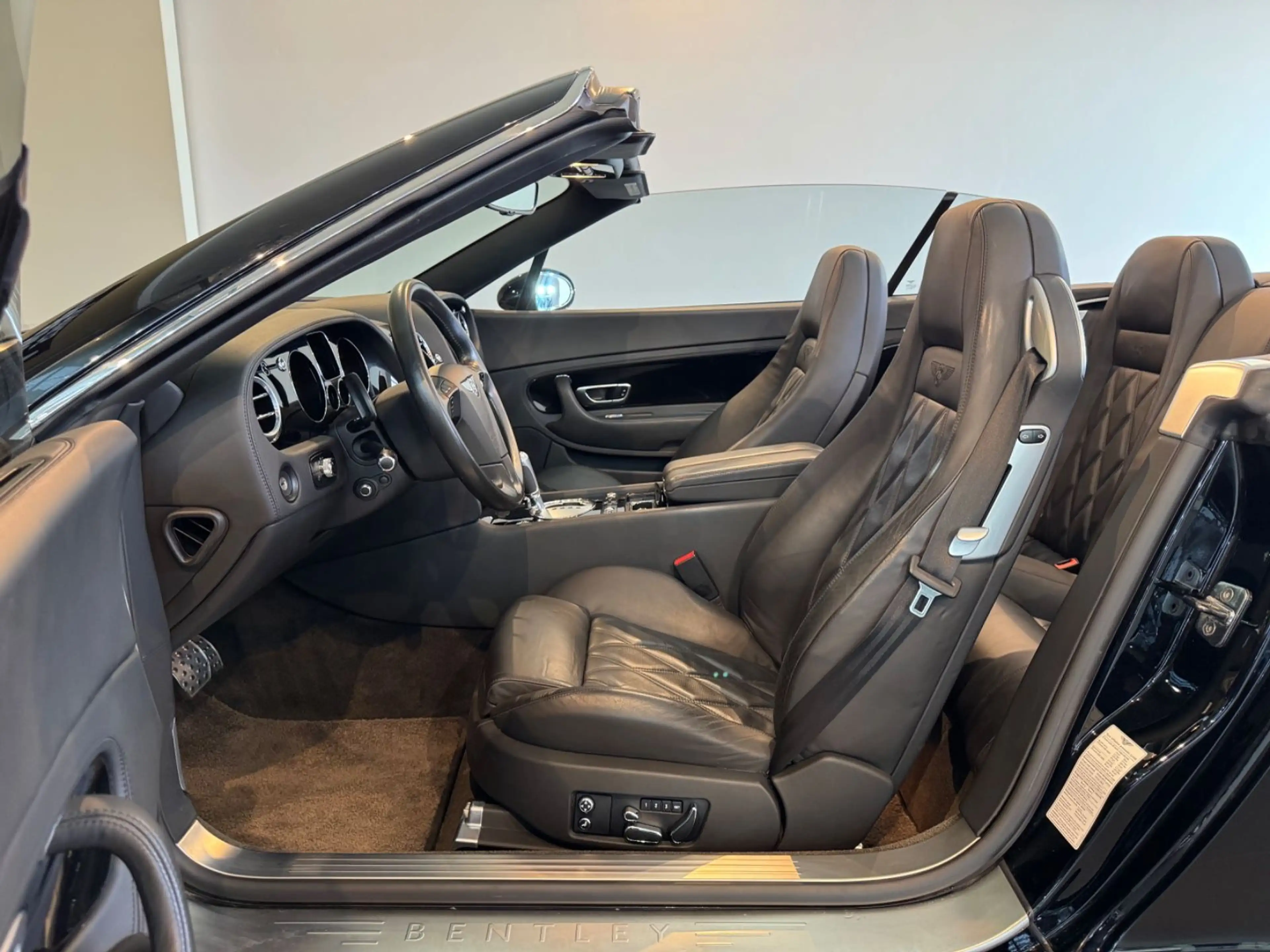 Bentley Continental GTC - CAM/NAVI/XENON/LEDER/20" — photo 11