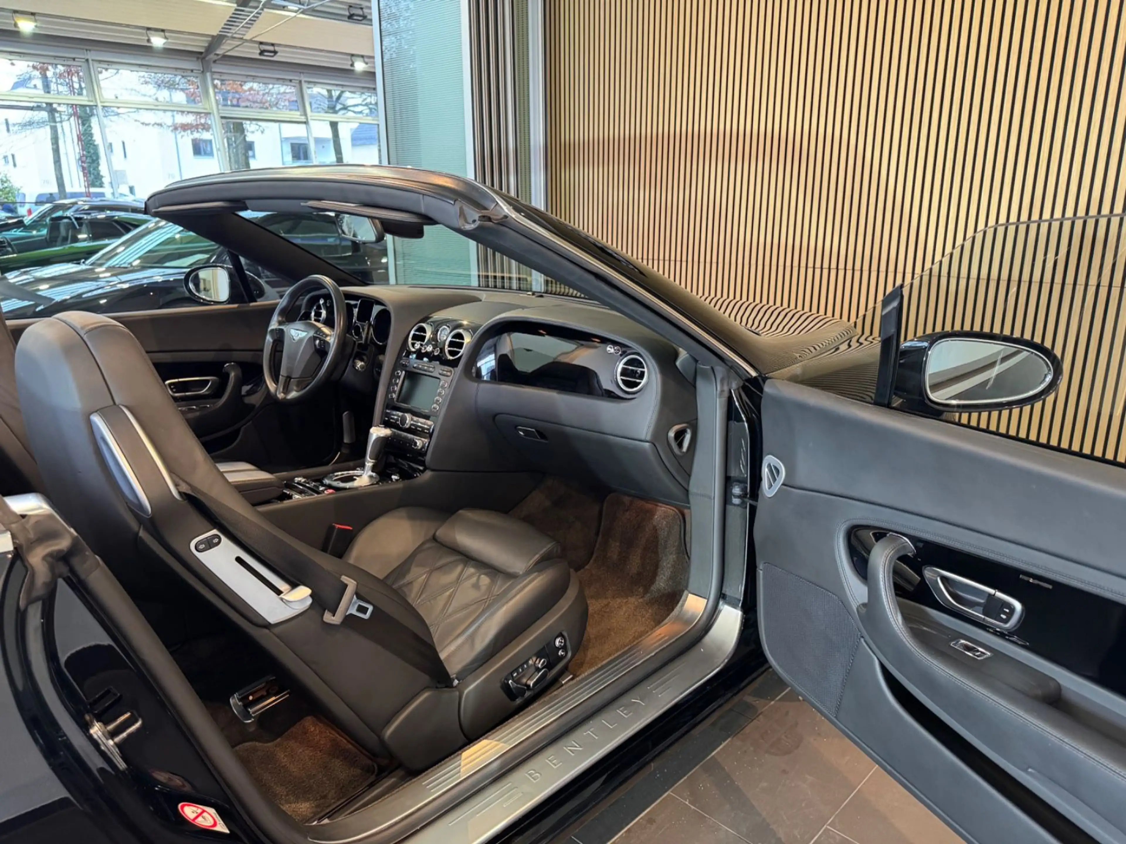Bentley Continental GTC - CAM/NAVI/XENON/LEDER/20" — photo 15