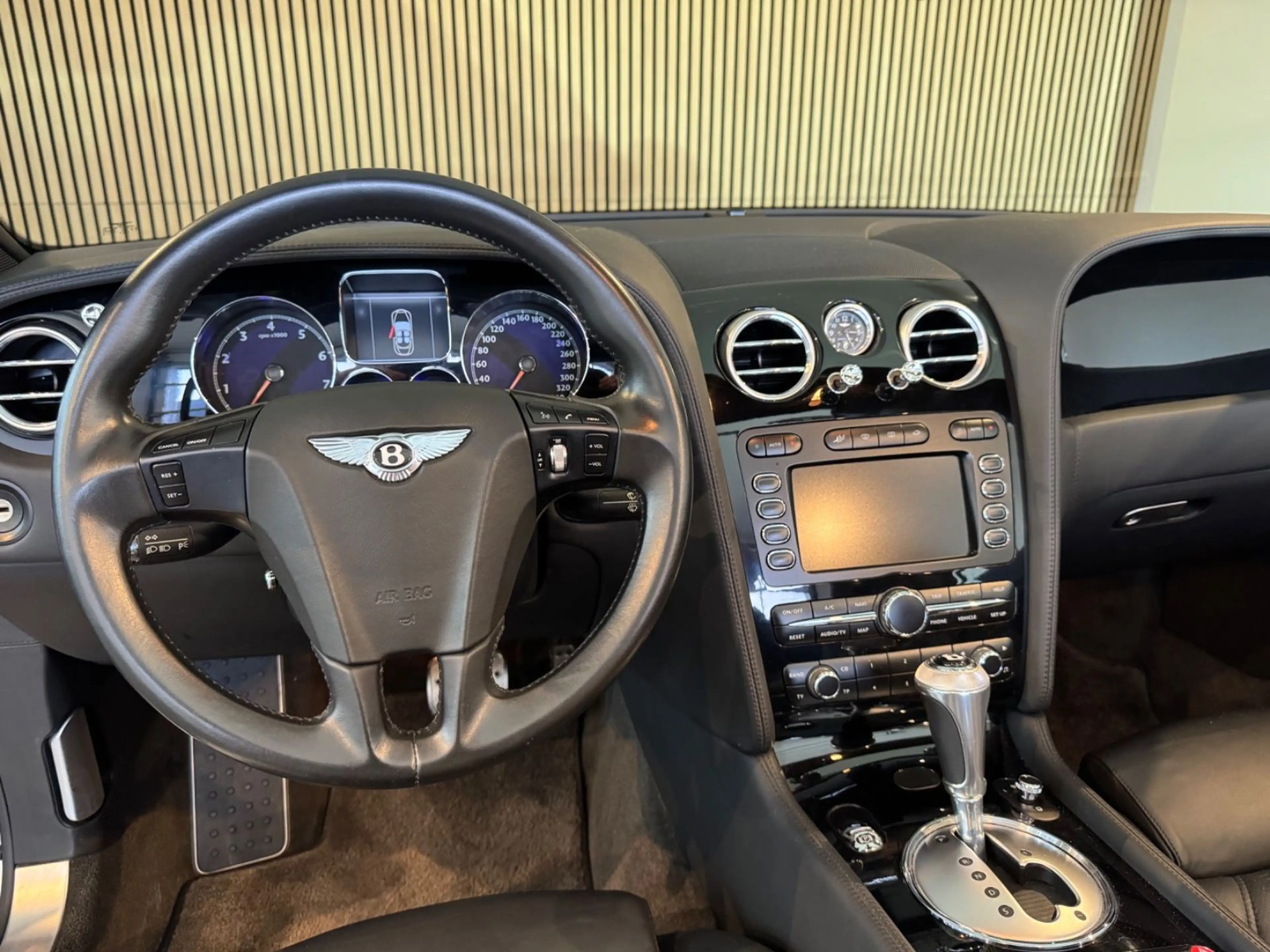 Bentley Continental GTC - CAM/NAVI/XENON/LEDER/20" — photo 14