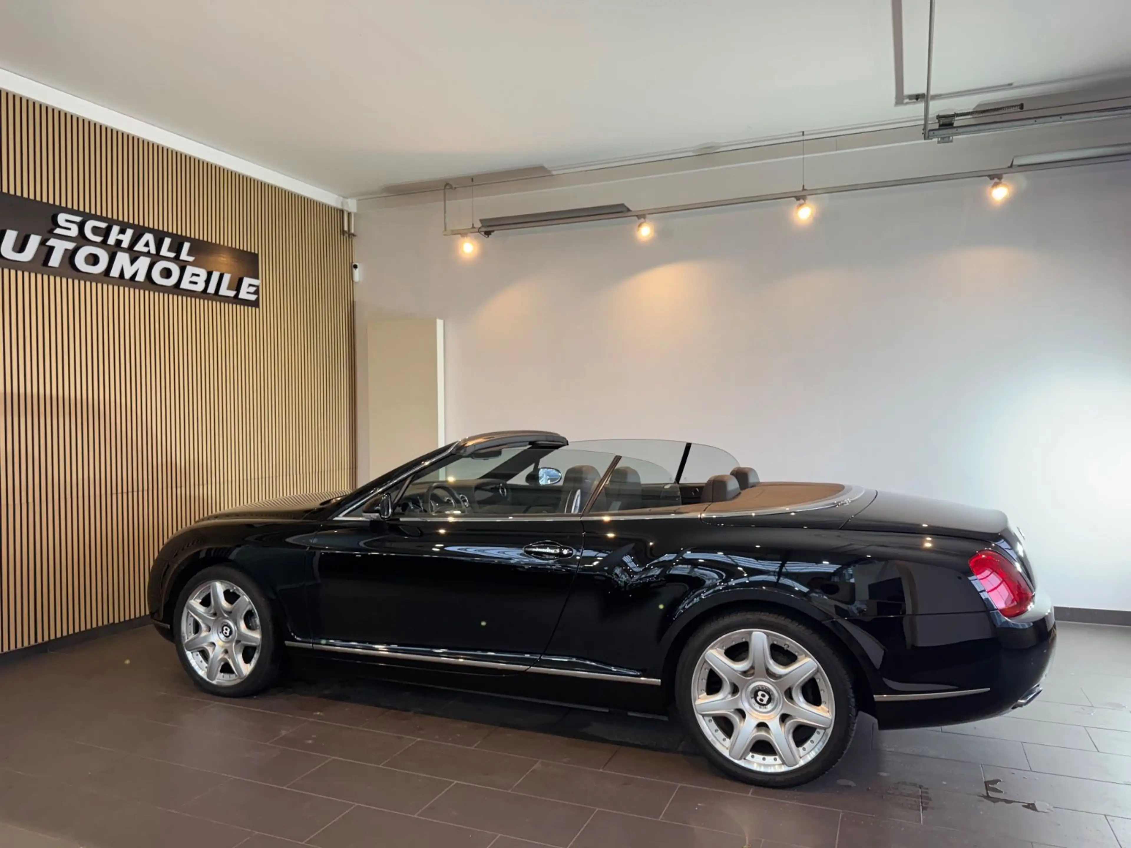 Bentley Continental GTC - CAM/NAVI/XENON/LEDER/20" — photo 8