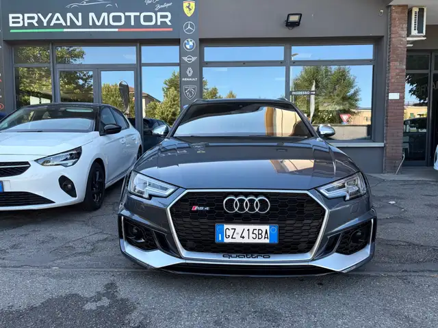 Audi A4 view 4