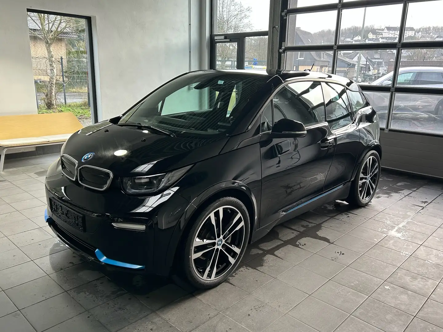 BMW i3 s Leder_Navi Prof_DrivAss+_Keyless_Kamera_adaptLED Schwarz - 1