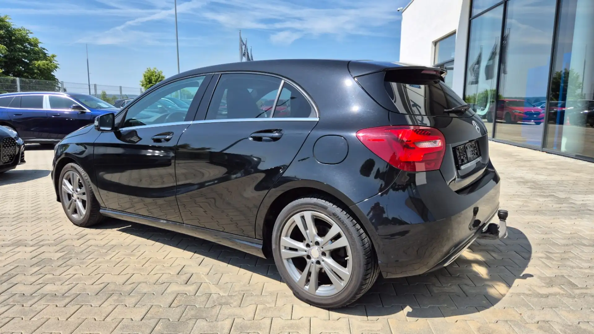 Mercedes-Benz A 200 d Urban LED AHK Navi RFK Sportsitz Zwart - 2