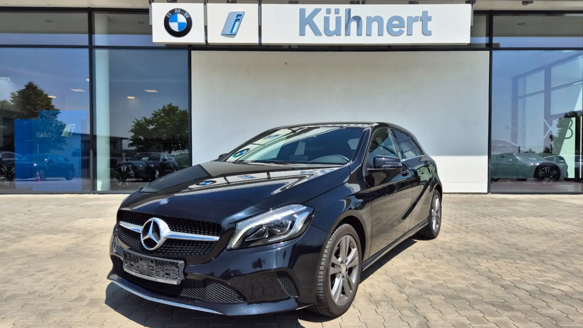 Mercedes-Benz A 200 d Urban LED AHK Navi RFK Sportsitz Zwart - 1