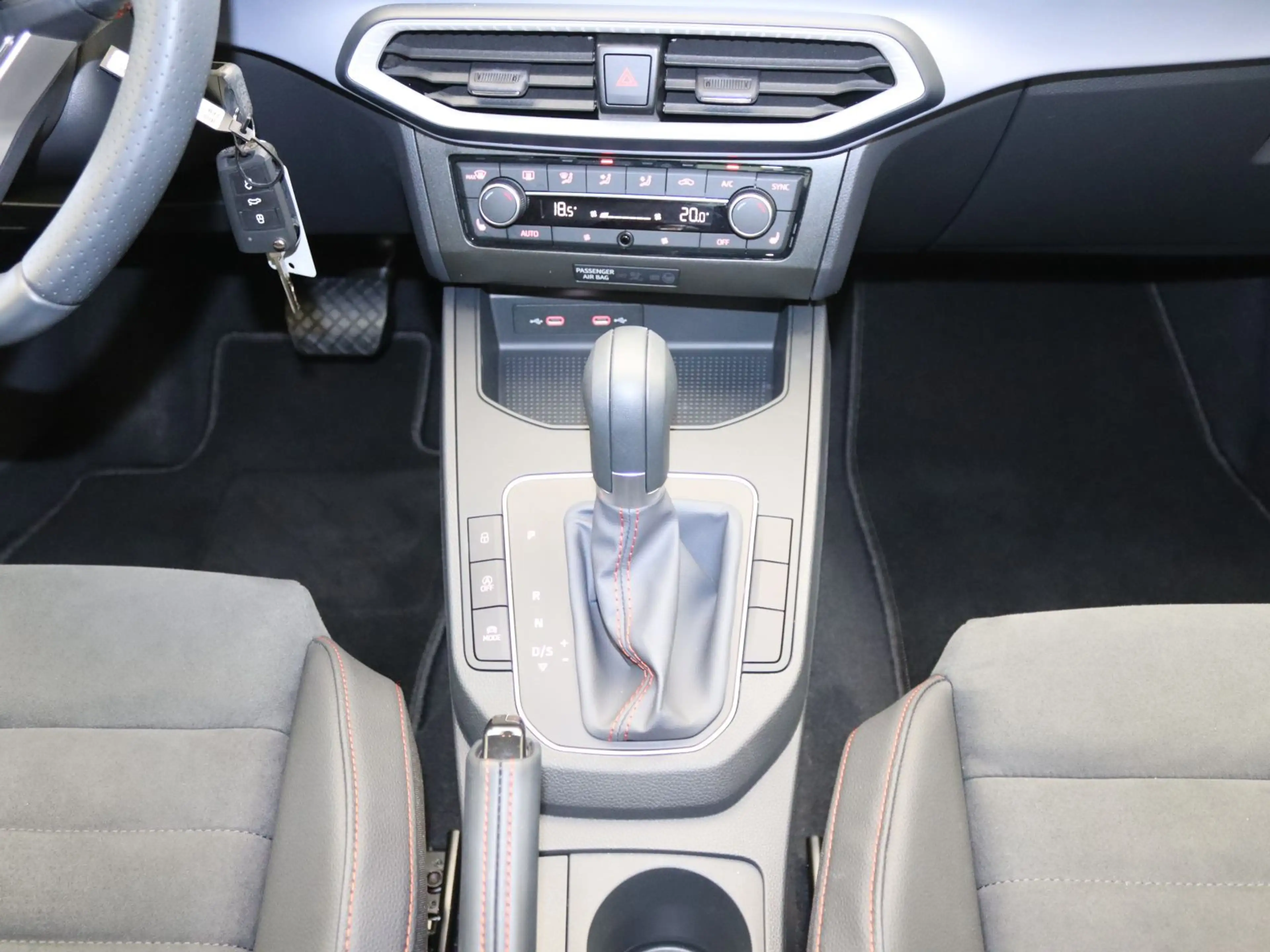 SEAT Ibiza FR Black Edition 1.0 TSI DSG / Navi, LED — photo 11
