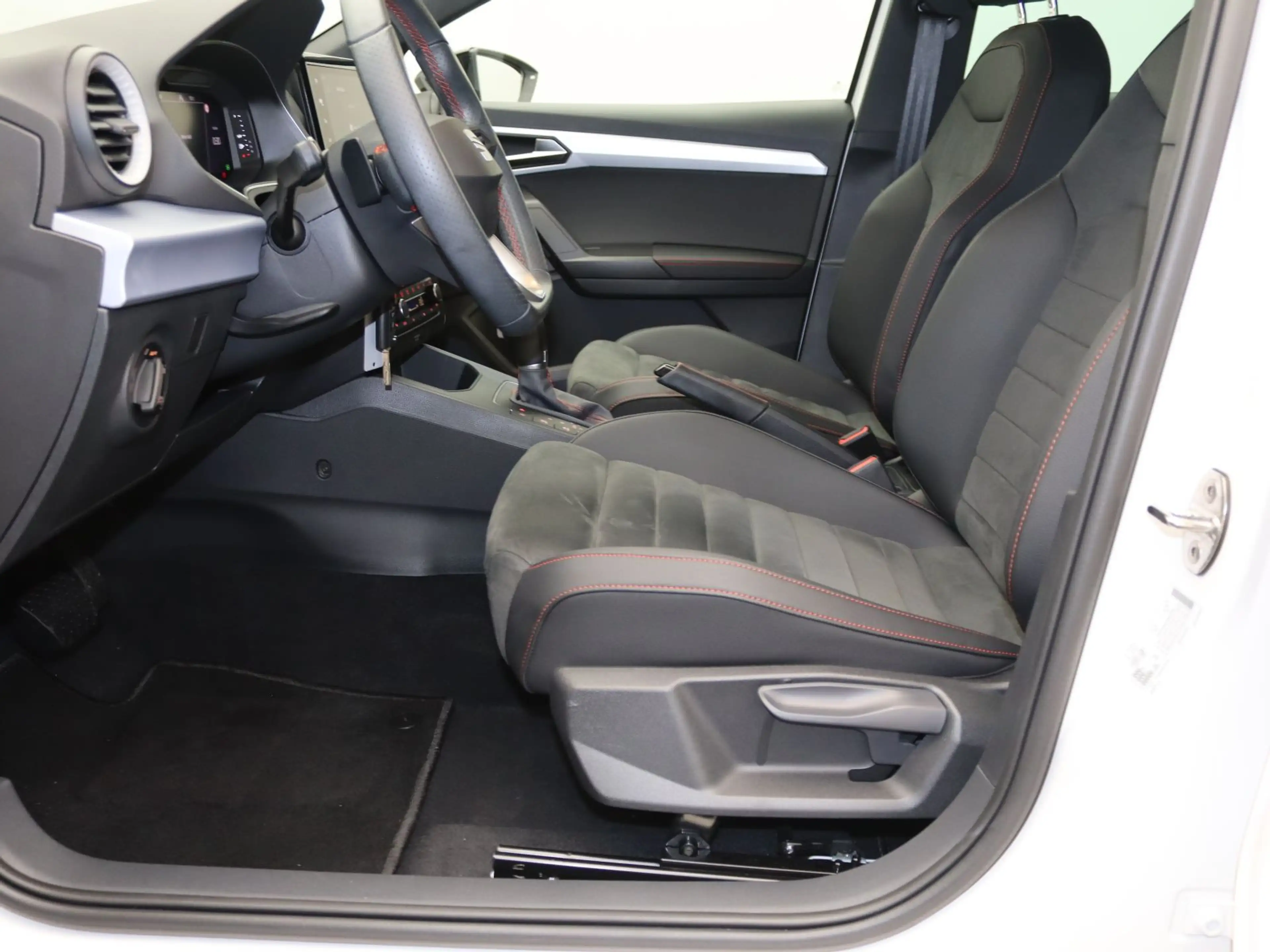SEAT Ibiza FR Black Edition 1.0 TSI DSG / Navi, LED — photo 13
