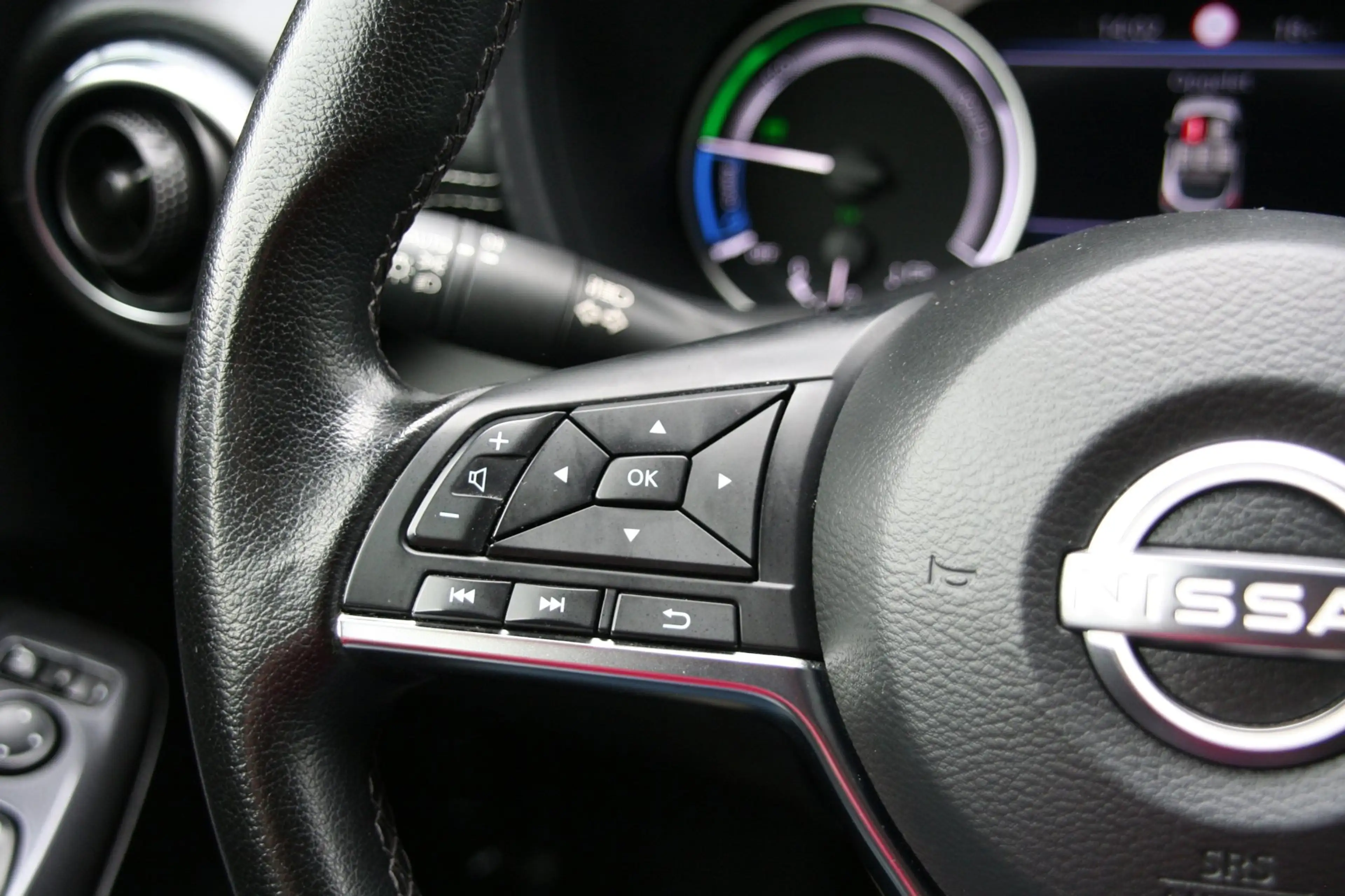 Nissan Juke 1.6 Hybrid Tekna, CLIMA, NAVI, 360 CAMERA, HALF LE — photo 23