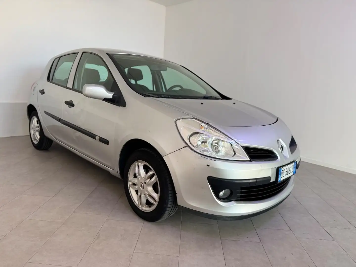 Renault Clio 1.2. 16V 5 porte Luxe Argent - 2