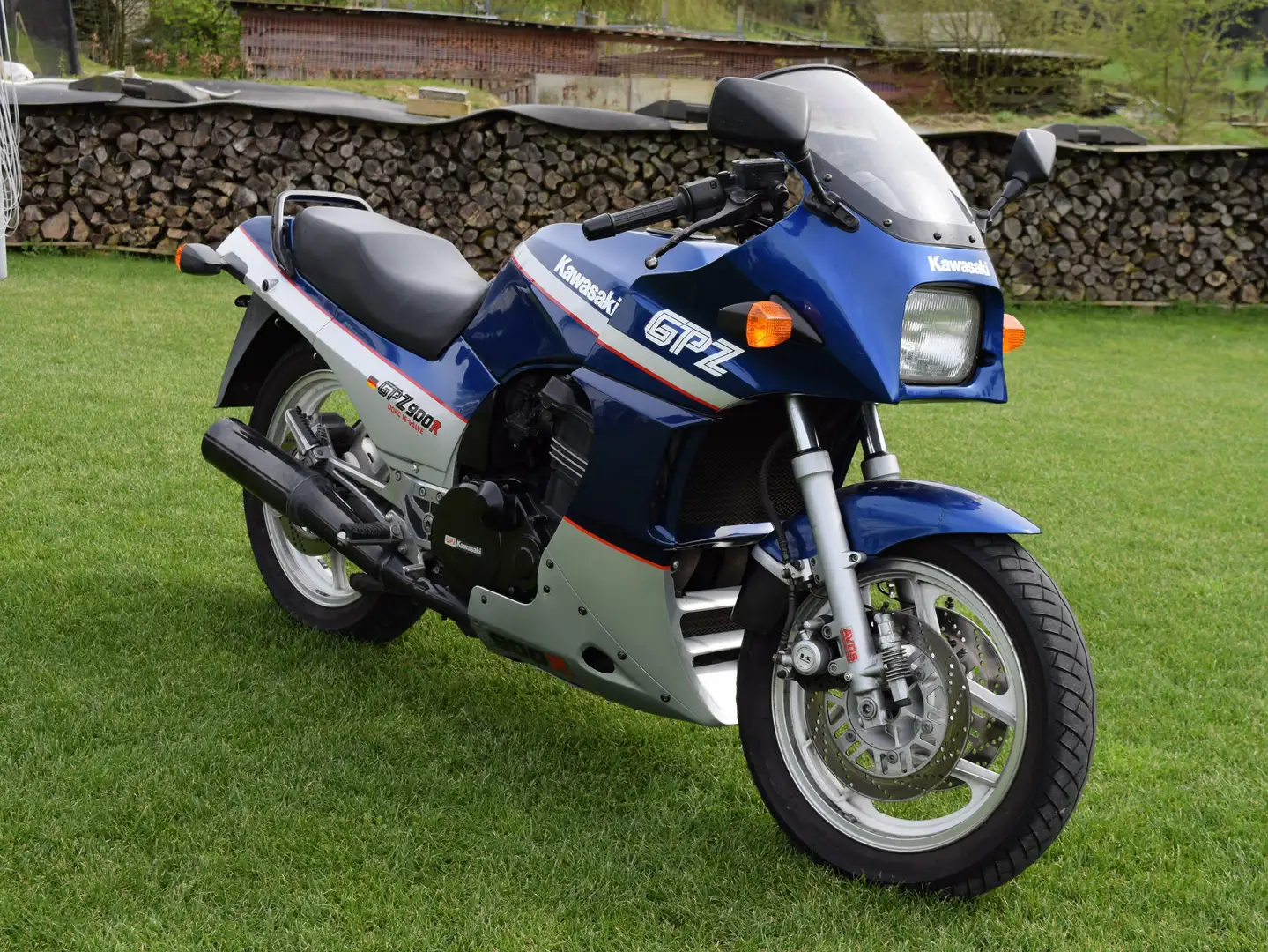 Kawasaki GPZ 900 R Blau - 2