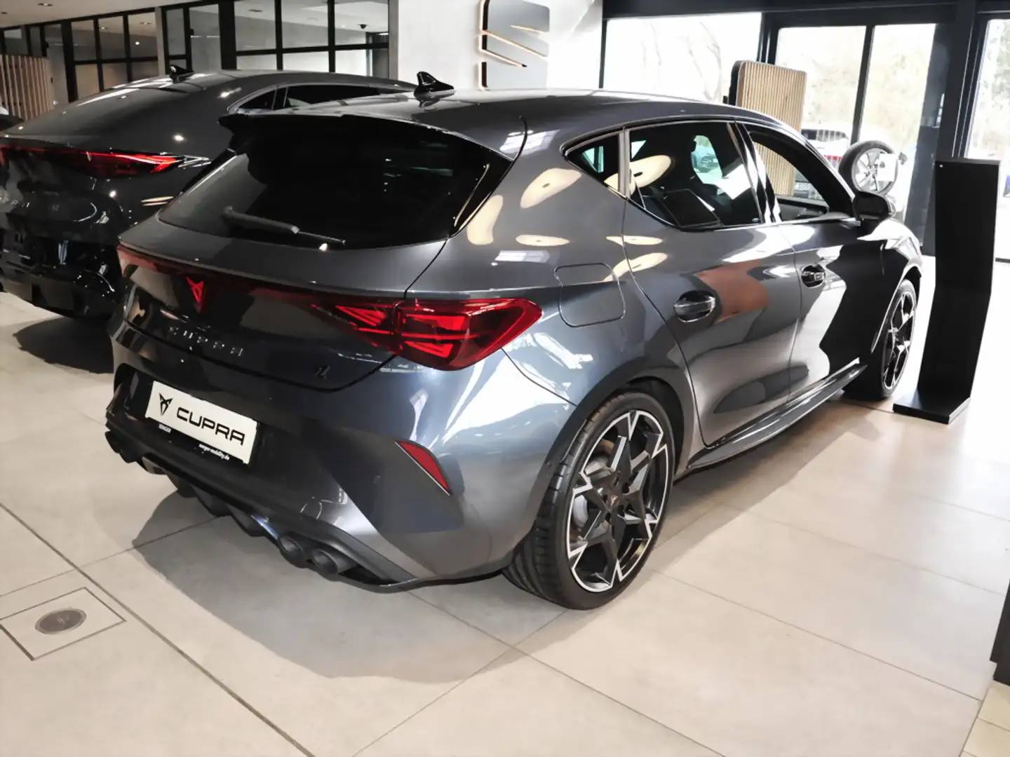 CUPRA Leon 2.0 TSI VZ Design-Paket Matrix-LED Navi Grau - 2