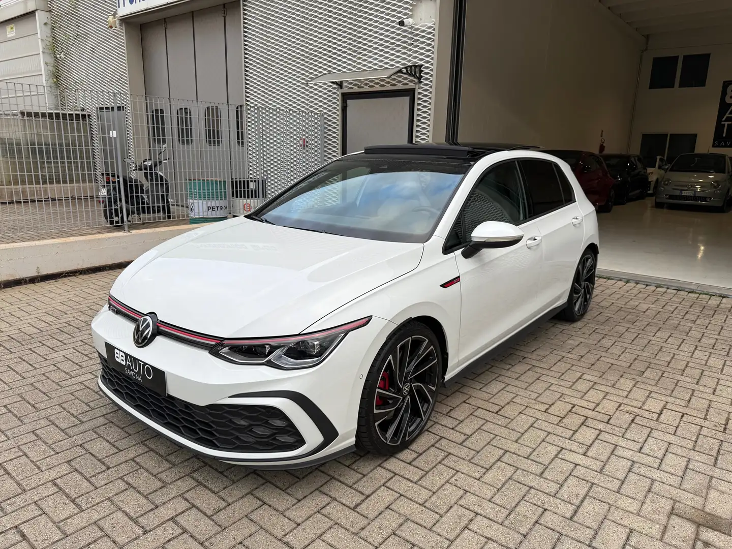 Volkswagen Golf GTI 2.0 TSI GTI DSG TETTO DCC PELLE HARMAN IQ LIGHT Bianco - 2