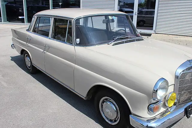 Mercedes-Benz 200 Benzin Heckflosse