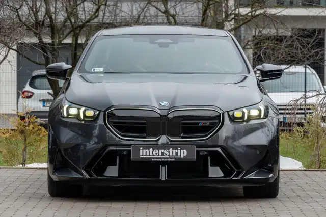 BMW M5 view 2
